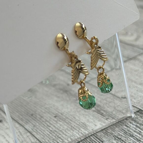 Vintage Gold Plated Faceted Green Crystal Screw Back Earrings - Picture 3 of 3